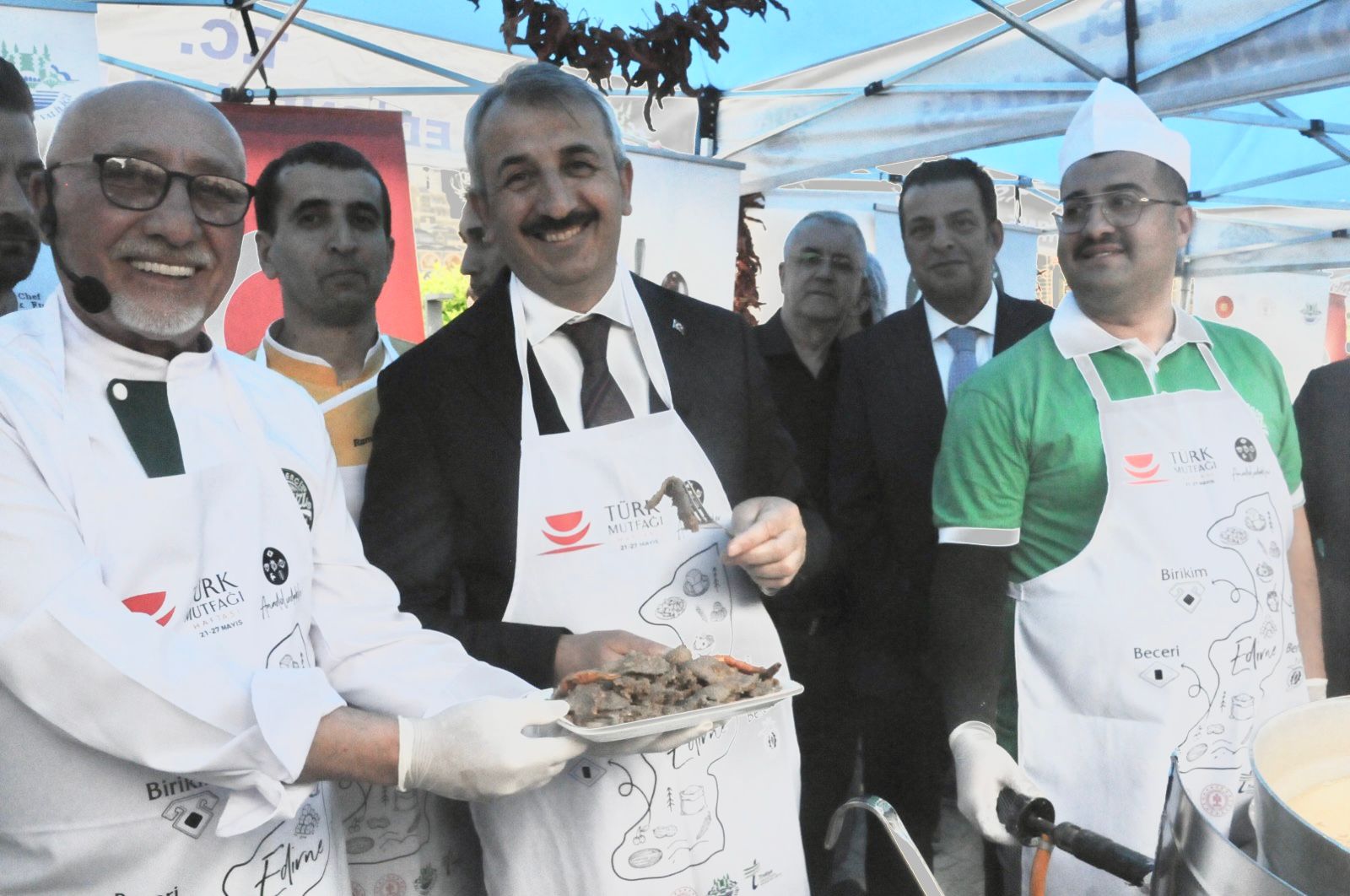 Edirne’de, 21-27 Mayıs Türk Mutfağı Haftası kapsamında düzenlenen etkinlikler başladı. “Bir Sofrada Miras” temasıyla gerçekleştirilen programda Rumeli ve Edirne bayram sofraları tanıtılırken, etkinlik yoğun ilgi gördü.